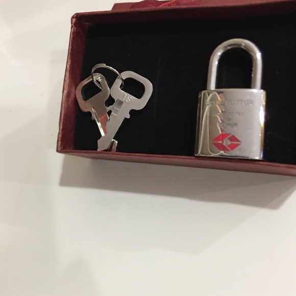Rare Louis Vuitton Lock pad in silver color - Picture 2 of 6